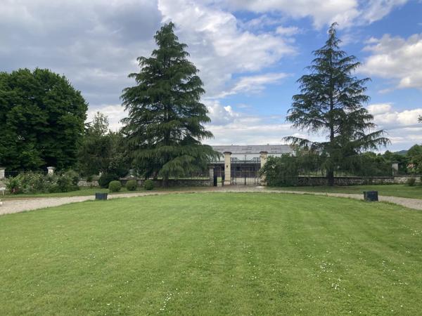 Château Classé de 1840 avec Dépendance et Installations Équestres sur 5,11 ha