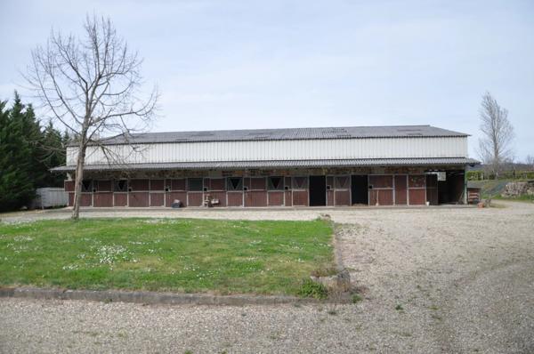 Château Classé de 1840 avec Dépendance et Installations Équestres sur 5,11 ha