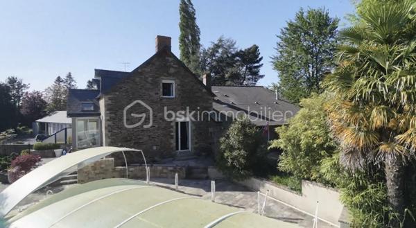 Située dans un environnement privilégié à proximité de Pontorson et du célèbre Mont-Saint-Michel, cette maison non mitoyenne en pierre offre un cadre de vie rare, entre nature, calme et attractivité touristique.

🌟 Un bien aux volumes généreux et aux multiples possibilités
Développant environ 176 m² habitables, cette propriété propose une distribution idéale, aussi bien pour une résidence principale que pour un projet d’accueil.

Au rez-de-chaussée :
Belle pièce de vie traversante avec espace salon et salle à manger
Cuisine aménagée fonctionnelle
Salon complémentaire (bureau ou espace détente)
Deux chambres de plain-pied
Salle de bains, WC indépendants
Accès direct au garage

À l’étage :
Deux chambres supplémentaires
Salle de bains
WC séparés
Grenier offrant du stockage

🔥 Confort thermique & performance énergétique
La maison est équipée d’un système de chauffage performant grâce à une pompe à chaleur, offrant une solution économique et efficace au quotidien.
Pour une ambiance plus chaleureuse en hiver, un foyer ouvert vient compléter l’ensemble, idéal pour profiter de moments conviviaux en famille.
👉 Un équilibre parfait entre modernité énergétique et charme authentique.

🌿 Un extérieur soigné et des prestations recherchées
Terrain clos d’environ 1 930 m², planté d’arbres matures
Piscine couverte, idéale pour une utilisation toute l’année
Cour avec portail motorisé
Double garage + stationnements
Présence d’un puits équipé

🏗️ Un fort potentiel d’aménagement
Le bien dispose également d’un sous-sol complet, laissant entrevoir de nombreuses options :
création d’un logement indépendant
développement d’une activité de gîte ou chambres d’hôtes
espace professionnel ou atelier

📍 Localisation stratégique
7 minutes de Pontorson
18 minutes des plages et du littoral
Accès rapide à l’A84
Un emplacement particulièrement recherché dans la Baie du Mont-Saint-Michel, idéal pour allier qualité de vie et projet touristique.

💼 Le + commercial
Un bien rare sur le secteur, combinant :
charme de la pierre
volumes familiaux
équipements différenciants (piscine couverte)
potentiel de rentabilité

Certaines photos sont non contractuelles et aident à la projection. 
A venir visiter sans plus tarder. 
Un conseiller disponible 7/7.
