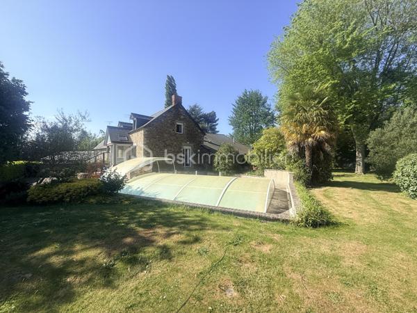 Située dans un environnement privilégié à proximité de Pontorson et du célèbre Mont-Saint-Michel, cette maison non mitoyenne en pierre offre un cadre de vie rare, entre nature, calme et attractivité touristique.

🌟 Un bien aux volumes généreux et aux multiples possibilités
Développant environ 176 m² habitables, cette propriété propose une distribution idéale, aussi bien pour une résidence principale que pour un projet d’accueil.

Au rez-de-chaussée :
Belle pièce de vie traversante avec espace salon et salle à manger
Cuisine aménagée fonctionnelle
Salon complémentaire (bureau ou espace détente)
Deux chambres de plain-pied
Salle de bains, WC indépendants
Accès direct au garage

À l’étage :
Deux chambres supplémentaires
Salle de bains
WC séparés
Grenier offrant du stockage

🔥 Confort thermique & performance énergétique
La maison est équipée d’un système de chauffage performant grâce à une pompe à chaleur, offrant une solution économique et efficace au quotidien.
Pour une ambiance plus chaleureuse en hiver, un foyer ouvert vient compléter l’ensemble, idéal pour profiter de moments conviviaux en famille.
👉 Un équilibre parfait entre modernité énergétique et charme authentique.

🌿 Un extérieur soigné et des prestations recherchées
Terrain clos d’environ 1 930 m², planté d’arbres matures
Piscine couverte, idéale pour une utilisation toute l’année
Cour avec portail motorisé
Double garage + stationnements
Présence d’un puits équipé

🏗️ Un fort potentiel d’aménagement
Le bien dispose également d’un sous-sol complet, laissant entrevoir de nombreuses options :
création d’un logement indépendant
développement d’une activité de gîte ou chambres d’hôtes
espace professionnel ou atelier

📍 Localisation stratégique
7 minutes de Pontorson
18 minutes des plages et du littoral
Accès rapide à l’A84
Un emplacement particulièrement recherché dans la Baie du Mont-Saint-Michel, idéal pour allier qualité de vie et projet touristique.

💼 Le + commercial
Un bien rare sur le secteur, combinant :
charme de la pierre
volumes familiaux
équipements différenciants (piscine couverte)
potentiel de rentabilité

Certaines photos sont non contractuelles et aident à la projection. 
A venir visiter sans plus tarder. 
Un conseiller disponible 7/7.