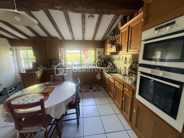 Située dans un environnement privilégié à proximité de Pontorson et du célèbre Mont-Saint-Michel, cette maison non mitoyenne en pierre offre un cadre de vie rare, entre nature, calme et attractivité touristique.

🌟 Un bien aux volumes généreux et aux multiples possibilités
Développant environ 176 m² habitables, cette propriété propose une distribution idéale, aussi bien pour une résidence principale que pour un projet d’accueil.

Au rez-de-chaussée :
Belle pièce de vie traversante avec espace salon et salle à manger
Cuisine aménagée fonctionnelle
Salon complémentaire (bureau ou espace détente)
Deux chambres de plain-pied
Salle de bains, WC indépendants
Accès direct au garage

À l’étage :
Deux chambres supplémentaires
Salle de bains
WC séparés
Grenier offrant du stockage

🔥 Confort thermique & performance énergétique
La maison est équipée d’un système de chauffage performant grâce à une pompe à chaleur, offrant une solution économique et efficace au quotidien.
Pour une ambiance plus chaleureuse en hiver, un foyer ouvert vient compléter l’ensemble, idéal pour profiter de moments conviviaux en famille.
👉 Un équilibre parfait entre modernité énergétique et charme authentique.

🌿 Un extérieur soigné et des prestations recherchées
Terrain clos d’environ 1 930 m², planté d’arbres matures
Piscine couverte, idéale pour une utilisation toute l’année
Cour avec portail motorisé
Double garage + stationnements
Présence d’un puits équipé

🏗️ Un fort potentiel d’aménagement
Le bien dispose également d’un sous-sol complet, laissant entrevoir de nombreuses options :
création d’un logement indépendant
développement d’une activité de gîte ou chambres d’hôtes
espace professionnel ou atelier

📍 Localisation stratégique
7 minutes de Pontorson
18 minutes des plages et du littoral
Accès rapide à l’A84
Un emplacement particulièrement recherché dans la Baie du Mont-Saint-Michel, idéal pour allier qualité de vie et projet touristique.

💼 Le + commercial
Un bien rare sur le secteur, combinant :
charme de la pierre
volumes familiaux
équipements différenciants (piscine couverte)
potentiel de rentabilité

Certaines photos sont non contractuelles et aident à la projection. 
A venir visiter sans plus tarder. 
Un conseiller disponible 7/7.