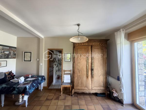 Située dans un environnement privilégié à proximité de Pontorson et du célèbre Mont-Saint-Michel, cette maison non mitoyenne en pierre offre un cadre de vie rare, entre nature, calme et attractivité touristique.

🌟 Un bien aux volumes généreux et aux multiples possibilités
Développant environ 176 m² habitables, cette propriété propose une distribution idéale, aussi bien pour une résidence principale que pour un projet d’accueil.

Au rez-de-chaussée :
Belle pièce de vie traversante avec espace salon et salle à manger
Cuisine aménagée fonctionnelle
Salon complémentaire (bureau ou espace détente)
Deux chambres de plain-pied
Salle de bains, WC indépendants
Accès direct au garage

À l’étage :
Deux chambres supplémentaires
Salle de bains
WC séparés
Grenier offrant du stockage

🔥 Confort thermique & performance énergétique
La maison est équipée d’un système de chauffage performant grâce à une pompe à chaleur, offrant une solution économique et efficace au quotidien.
Pour une ambiance plus chaleureuse en hiver, un foyer ouvert vient compléter l’ensemble, idéal pour profiter de moments conviviaux en famille.
👉 Un équilibre parfait entre modernité énergétique et charme authentique.

🌿 Un extérieur soigné et des prestations recherchées
Terrain clos d’environ 1 930 m², planté d’arbres matures
Piscine couverte, idéale pour une utilisation toute l’année
Cour avec portail motorisé
Double garage + stationnements
Présence d’un puits équipé

🏗️ Un fort potentiel d’aménagement
Le bien dispose également d’un sous-sol complet, laissant entrevoir de nombreuses options :
création d’un logement indépendant
développement d’une activité de gîte ou chambres d’hôtes
espace professionnel ou atelier

📍 Localisation stratégique
7 minutes de Pontorson
18 minutes des plages et du littoral
Accès rapide à l’A84
Un emplacement particulièrement recherché dans la Baie du Mont-Saint-Michel, idéal pour allier qualité de vie et projet touristique.

💼 Le + commercial
Un bien rare sur le secteur, combinant :
charme de la pierre
volumes familiaux
équipements différenciants (piscine couverte)
potentiel de rentabilité

Certaines photos sont non contractuelles et aident à la projection. 
A venir visiter sans plus tarder. 
Un conseiller disponible 7/7.