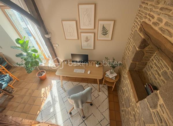 Située dans un environnement privilégié à proximité de Pontorson et du célèbre Mont-Saint-Michel, cette maison non mitoyenne en pierre offre un cadre de vie rare, entre nature, calme et attractivité touristique.

🌟 Un bien aux volumes généreux et aux multiples possibilités
Développant environ 176 m² habitables, cette propriété propose une distribution idéale, aussi bien pour une résidence principale que pour un projet d’accueil.

Au rez-de-chaussée :
Belle pièce de vie traversante avec espace salon et salle à manger
Cuisine aménagée fonctionnelle
Salon complémentaire (bureau ou espace détente)
Deux chambres de plain-pied
Salle de bains, WC indépendants
Accès direct au garage

À l’étage :
Deux chambres supplémentaires
Salle de bains
WC séparés
Grenier offrant du stockage

🔥 Confort thermique & performance énergétique
La maison est équipée d’un système de chauffage performant grâce à une pompe à chaleur, offrant une solution économique et efficace au quotidien.
Pour une ambiance plus chaleureuse en hiver, un foyer ouvert vient compléter l’ensemble, idéal pour profiter de moments conviviaux en famille.
👉 Un équilibre parfait entre modernité énergétique et charme authentique.

🌿 Un extérieur soigné et des prestations recherchées
Terrain clos d’environ 1 930 m², planté d’arbres matures
Piscine couverte, idéale pour une utilisation toute l’année
Cour avec portail motorisé
Double garage + stationnements
Présence d’un puits équipé

🏗️ Un fort potentiel d’aménagement
Le bien dispose également d’un sous-sol complet, laissant entrevoir de nombreuses options :
création d’un logement indépendant
développement d’une activité de gîte ou chambres d’hôtes
espace professionnel ou atelier

📍 Localisation stratégique
7 minutes de Pontorson
18 minutes des plages et du littoral
Accès rapide à l’A84
Un emplacement particulièrement recherché dans la Baie du Mont-Saint-Michel, idéal pour allier qualité de vie et projet touristique.

💼 Le + commercial
Un bien rare sur le secteur, combinant :
charme de la pierre
volumes familiaux
équipements différenciants (piscine couverte)
potentiel de rentabilité

Certaines photos sont non contractuelles et aident à la projection. 
A venir visiter sans plus tarder. 
Un conseiller disponible 7/7.