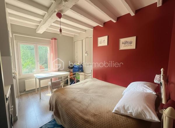 Située dans un environnement privilégié à proximité de Pontorson et du célèbre Mont-Saint-Michel, cette maison non mitoyenne en pierre offre un cadre de vie rare, entre nature, calme et attractivité touristique.

🌟 Un bien aux volumes généreux et aux multiples possibilités
Développant environ 176 m² habitables, cette propriété propose une distribution idéale, aussi bien pour une résidence principale que pour un projet d’accueil.

Au rez-de-chaussée :
Belle pièce de vie traversante avec espace salon et salle à manger
Cuisine aménagée fonctionnelle
Salon complémentaire (bureau ou espace détente)
Deux chambres de plain-pied
Salle de bains, WC indépendants
Accès direct au garage

À l’étage :
Deux chambres supplémentaires
Salle de bains
WC séparés
Grenier offrant du stockage

🔥 Confort thermique & performance énergétique
La maison est équipée d’un système de chauffage performant grâce à une pompe à chaleur, offrant une solution économique et efficace au quotidien.
Pour une ambiance plus chaleureuse en hiver, un foyer ouvert vient compléter l’ensemble, idéal pour profiter de moments conviviaux en famille.
👉 Un équilibre parfait entre modernité énergétique et charme authentique.

🌿 Un extérieur soigné et des prestations recherchées
Terrain clos d’environ 1 930 m², planté d’arbres matures
Piscine couverte, idéale pour une utilisation toute l’année
Cour avec portail motorisé
Double garage + stationnements
Présence d’un puits équipé

🏗️ Un fort potentiel d’aménagement
Le bien dispose également d’un sous-sol complet, laissant entrevoir de nombreuses options :
création d’un logement indépendant
développement d’une activité de gîte ou chambres d’hôtes
espace professionnel ou atelier

📍 Localisation stratégique
7 minutes de Pontorson
18 minutes des plages et du littoral
Accès rapide à l’A84
Un emplacement particulièrement recherché dans la Baie du Mont-Saint-Michel, idéal pour allier qualité de vie et projet touristique.

💼 Le + commercial
Un bien rare sur le secteur, combinant :
charme de la pierre
volumes familiaux
équipements différenciants (piscine couverte)
potentiel de rentabilité

Certaines photos sont non contractuelles et aident à la projection. 
A venir visiter sans plus tarder. 
Un conseiller disponible 7/7.