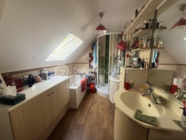 Située dans un environnement privilégié à proximité de Pontorson et du célèbre Mont-Saint-Michel, cette maison non mitoyenne en pierre offre un cadre de vie rare, entre nature, calme et attractivité touristique.

🌟 Un bien aux volumes généreux et aux multiples possibilités
Développant environ 176 m² habitables, cette propriété propose une distribution idéale, aussi bien pour une résidence principale que pour un projet d’accueil.

Au rez-de-chaussée :
Belle pièce de vie traversante avec espace salon et salle à manger
Cuisine aménagée fonctionnelle
Salon complémentaire (bureau ou espace détente)
Deux chambres de plain-pied
Salle de bains, WC indépendants
Accès direct au garage

À l’étage :
Deux chambres supplémentaires
Salle de bains
WC séparés
Grenier offrant du stockage

🔥 Confort thermique & performance énergétique
La maison est équipée d’un système de chauffage performant grâce à une pompe à chaleur, offrant une solution économique et efficace au quotidien.
Pour une ambiance plus chaleureuse en hiver, un foyer ouvert vient compléter l’ensemble, idéal pour profiter de moments conviviaux en famille.
👉 Un équilibre parfait entre modernité énergétique et charme authentique.

🌿 Un extérieur soigné et des prestations recherchées
Terrain clos d’environ 1 930 m², planté d’arbres matures
Piscine couverte, idéale pour une utilisation toute l’année
Cour avec portail motorisé
Double garage + stationnements
Présence d’un puits équipé

🏗️ Un fort potentiel d’aménagement
Le bien dispose également d’un sous-sol complet, laissant entrevoir de nombreuses options :
création d’un logement indépendant
développement d’une activité de gîte ou chambres d’hôtes
espace professionnel ou atelier

📍 Localisation stratégique
7 minutes de Pontorson
18 minutes des plages et du littoral
Accès rapide à l’A84
Un emplacement particulièrement recherché dans la Baie du Mont-Saint-Michel, idéal pour allier qualité de vie et projet touristique.

💼 Le + commercial
Un bien rare sur le secteur, combinant :
charme de la pierre
volumes familiaux
équipements différenciants (piscine couverte)
potentiel de rentabilité

Certaines photos sont non contractuelles et aident à la projection. 
A venir visiter sans plus tarder. 
Un conseiller disponible 7/7.