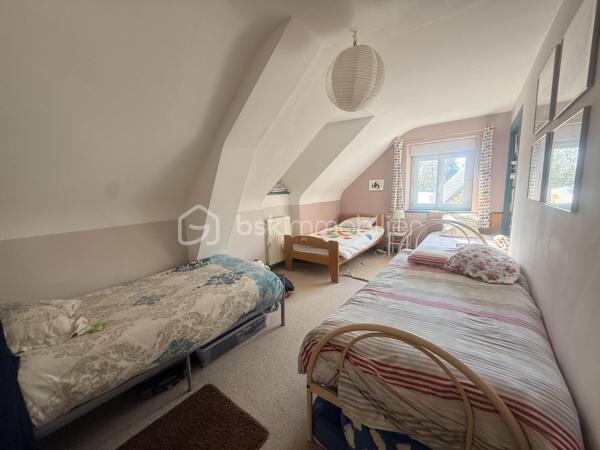 Située dans un environnement privilégié à proximité de Pontorson et du célèbre Mont-Saint-Michel, cette maison non mitoyenne en pierre offre un cadre de vie rare, entre nature, calme et attractivité touristique.

🌟 Un bien aux volumes généreux et aux multiples possibilités
Développant environ 176 m² habitables, cette propriété propose une distribution idéale, aussi bien pour une résidence principale que pour un projet d’accueil.

Au rez-de-chaussée :
Belle pièce de vie traversante avec espace salon et salle à manger
Cuisine aménagée fonctionnelle
Salon complémentaire (bureau ou espace détente)
Deux chambres de plain-pied
Salle de bains, WC indépendants
Accès direct au garage

À l’étage :
Deux chambres supplémentaires
Salle de bains
WC séparés
Grenier offrant du stockage

🔥 Confort thermique & performance énergétique
La maison est équipée d’un système de chauffage performant grâce à une pompe à chaleur, offrant une solution économique et efficace au quotidien.
Pour une ambiance plus chaleureuse en hiver, un foyer ouvert vient compléter l’ensemble, idéal pour profiter de moments conviviaux en famille.
👉 Un équilibre parfait entre modernité énergétique et charme authentique.

🌿 Un extérieur soigné et des prestations recherchées
Terrain clos d’environ 1 930 m², planté d’arbres matures
Piscine couverte, idéale pour une utilisation toute l’année
Cour avec portail motorisé
Double garage + stationnements
Présence d’un puits équipé

🏗️ Un fort potentiel d’aménagement
Le bien dispose également d’un sous-sol complet, laissant entrevoir de nombreuses options :
création d’un logement indépendant
développement d’une activité de gîte ou chambres d’hôtes
espace professionnel ou atelier

📍 Localisation stratégique
7 minutes de Pontorson
18 minutes des plages et du littoral
Accès rapide à l’A84
Un emplacement particulièrement recherché dans la Baie du Mont-Saint-Michel, idéal pour allier qualité de vie et projet touristique.

💼 Le + commercial
Un bien rare sur le secteur, combinant :
charme de la pierre
volumes familiaux
équipements différenciants (piscine couverte)
potentiel de rentabilité

Certaines photos sont non contractuelles et aident à la projection. 
A venir visiter sans plus tarder. 
Un conseiller disponible 7/7.