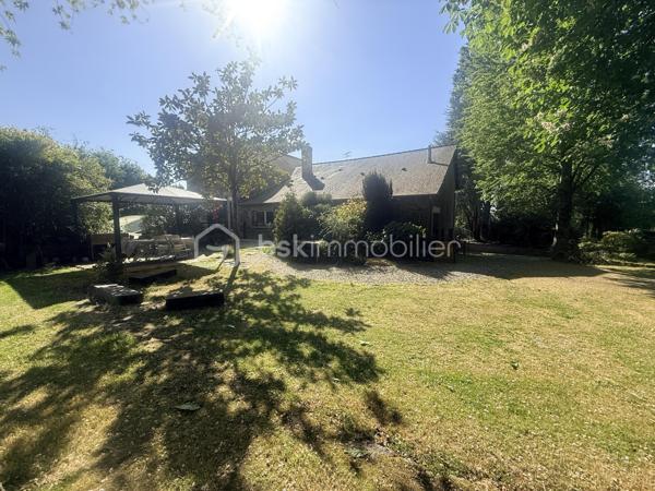 Située dans un environnement privilégié à proximité de Pontorson et du célèbre Mont-Saint-Michel, cette maison non mitoyenne en pierre offre un cadre de vie rare, entre nature, calme et attractivité touristique.

🌟 Un bien aux volumes généreux et aux multiples possibilités
Développant environ 176 m² habitables, cette propriété propose une distribution idéale, aussi bien pour une résidence principale que pour un projet d’accueil.

Au rez-de-chaussée :
Belle pièce de vie traversante avec espace salon et salle à manger
Cuisine aménagée fonctionnelle
Salon complémentaire (bureau ou espace détente)
Deux chambres de plain-pied
Salle de bains, WC indépendants
Accès direct au garage

À l’étage :
Deux chambres supplémentaires
Salle de bains
WC séparés
Grenier offrant du stockage

🔥 Confort thermique & performance énergétique
La maison est équipée d’un système de chauffage performant grâce à une pompe à chaleur, offrant une solution économique et efficace au quotidien.
Pour une ambiance plus chaleureuse en hiver, un foyer ouvert vient compléter l’ensemble, idéal pour profiter de moments conviviaux en famille.
👉 Un équilibre parfait entre modernité énergétique et charme authentique.

🌿 Un extérieur soigné et des prestations recherchées
Terrain clos d’environ 1 930 m², planté d’arbres matures
Piscine couverte, idéale pour une utilisation toute l’année
Cour avec portail motorisé
Double garage + stationnements
Présence d’un puits équipé

🏗️ Un fort potentiel d’aménagement
Le bien dispose également d’un sous-sol complet, laissant entrevoir de nombreuses options :
création d’un logement indépendant
développement d’une activité de gîte ou chambres d’hôtes
espace professionnel ou atelier

📍 Localisation stratégique
7 minutes de Pontorson
18 minutes des plages et du littoral
Accès rapide à l’A84
Un emplacement particulièrement recherché dans la Baie du Mont-Saint-Michel, idéal pour allier qualité de vie et projet touristique.

💼 Le + commercial
Un bien rare sur le secteur, combinant :
charme de la pierre
volumes familiaux
équipements différenciants (piscine couverte)
potentiel de rentabilité

Certaines photos sont non contractuelles et aident à la projection. 
A venir visiter sans plus tarder. 
Un conseiller disponible 7/7.