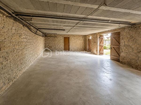 Située dans un environnement privilégié à proximité de Pontorson et du célèbre Mont-Saint-Michel, cette maison non mitoyenne en pierre offre un cadre de vie rare, entre nature, calme et attractivité touristique.

🌟 Un bien aux volumes généreux et aux multiples possibilités
Développant environ 176 m² habitables, cette propriété propose une distribution idéale, aussi bien pour une résidence principale que pour un projet d’accueil.

Au rez-de-chaussée :
Belle pièce de vie traversante avec espace salon et salle à manger
Cuisine aménagée fonctionnelle
Salon complémentaire (bureau ou espace détente)
Deux chambres de plain-pied
Salle de bains, WC indépendants
Accès direct au garage

À l’étage :
Deux chambres supplémentaires
Salle de bains
WC séparés
Grenier offrant du stockage

🔥 Confort thermique & performance énergétique
La maison est équipée d’un système de chauffage performant grâce à une pompe à chaleur, offrant une solution économique et efficace au quotidien.
Pour une ambiance plus chaleureuse en hiver, un foyer ouvert vient compléter l’ensemble, idéal pour profiter de moments conviviaux en famille.
👉 Un équilibre parfait entre modernité énergétique et charme authentique.

🌿 Un extérieur soigné et des prestations recherchées
Terrain clos d’environ 1 930 m², planté d’arbres matures
Piscine couverte, idéale pour une utilisation toute l’année
Cour avec portail motorisé
Double garage + stationnements
Présence d’un puits équipé

🏗️ Un fort potentiel d’aménagement
Le bien dispose également d’un sous-sol complet, laissant entrevoir de nombreuses options :
création d’un logement indépendant
développement d’une activité de gîte ou chambres d’hôtes
espace professionnel ou atelier

📍 Localisation stratégique
7 minutes de Pontorson
18 minutes des plages et du littoral
Accès rapide à l’A84
Un emplacement particulièrement recherché dans la Baie du Mont-Saint-Michel, idéal pour allier qualité de vie et projet touristique.

💼 Le + commercial
Un bien rare sur le secteur, combinant :
charme de la pierre
volumes familiaux
équipements différenciants (piscine couverte)
potentiel de rentabilité

Certaines photos sont non contractuelles et aident à la projection. 
A venir visiter sans plus tarder. 
Un conseiller disponible 7/7.