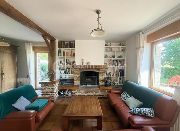 Située dans un environnement privilégié à proximité de Pontorson et du célèbre Mont-Saint-Michel, cette maison non mitoyenne en pierre offre un cadre de vie rare, entre nature, calme et attractivité touristique.

🌟 Un bien aux volumes généreux et aux multiples possibilités
Développant environ 176 m² habitables, cette propriété propose une distribution idéale, aussi bien pour une résidence principale que pour un projet d’accueil.

Au rez-de-chaussée :
Belle pièce de vie traversante avec espace salon et salle à manger
Cuisine aménagée fonctionnelle
Salon complémentaire (bureau ou espace détente)
Deux chambres de plain-pied
Salle de bains, WC indépendants
Accès direct au garage

À l’étage :
Deux chambres supplémentaires
Salle de bains
WC séparés
Grenier offrant du stockage

🔥 Confort thermique & performance énergétique
La maison est équipée d’un système de chauffage performant grâce à une pompe à chaleur, offrant une solution économique et efficace au quotidien.
Pour une ambiance plus chaleureuse en hiver, un foyer ouvert vient compléter l’ensemble, idéal pour profiter de moments conviviaux en famille.
👉 Un équilibre parfait entre modernité énergétique et charme authentique.

🌿 Un extérieur soigné et des prestations recherchées
Terrain clos d’environ 1 930 m², planté d’arbres matures
Piscine couverte, idéale pour une utilisation toute l’année
Cour avec portail motorisé
Double garage + stationnements
Présence d’un puits équipé

🏗️ Un fort potentiel d’aménagement
Le bien dispose également d’un sous-sol complet, laissant entrevoir de nombreuses options :
création d’un logement indépendant
développement d’une activité de gîte ou chambres d’hôtes
espace professionnel ou atelier

📍 Localisation stratégique
7 minutes de Pontorson
18 minutes des plages et du littoral
Accès rapide à l’A84
Un emplacement particulièrement recherché dans la Baie du Mont-Saint-Michel, idéal pour allier qualité de vie et projet touristique.

💼 Le + commercial
Un bien rare sur le secteur, combinant :
charme de la pierre
volumes familiaux
équipements différenciants (piscine couverte)
potentiel de rentabilité

Certaines photos sont non contractuelles et aident à la projection. 
A venir visiter sans plus tarder. 
Un conseiller disponible 7/7.