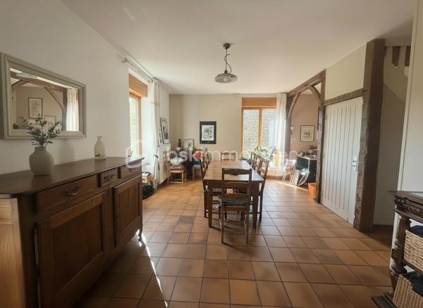 Située dans un environnement privilégié à proximité de Pontorson et du célèbre Mont-Saint-Michel, cette maison non mitoyenne en pierre offre un cadre de vie rare, entre nature, calme et attractivité touristique.

🌟 Un bien aux volumes généreux et aux multiples possibilités
Développant environ 176 m² habitables, cette propriété propose une distribution idéale, aussi bien pour une résidence principale que pour un projet d’accueil.

Au rez-de-chaussée :
Belle pièce de vie traversante avec espace salon et salle à manger
Cuisine aménagée fonctionnelle
Salon complémentaire (bureau ou espace détente)
Deux chambres de plain-pied
Salle de bains, WC indépendants
Accès direct au garage

À l’étage :
Deux chambres supplémentaires
Salle de bains
WC séparés
Grenier offrant du stockage

🔥 Confort thermique & performance énergétique
La maison est équipée d’un système de chauffage performant grâce à une pompe à chaleur, offrant une solution économique et efficace au quotidien.
Pour une ambiance plus chaleureuse en hiver, un foyer ouvert vient compléter l’ensemble, idéal pour profiter de moments conviviaux en famille.
👉 Un équilibre parfait entre modernité énergétique et charme authentique.

🌿 Un extérieur soigné et des prestations recherchées
Terrain clos d’environ 1 930 m², planté d’arbres matures
Piscine couverte, idéale pour une utilisation toute l’année
Cour avec portail motorisé
Double garage + stationnements
Présence d’un puits équipé

🏗️ Un fort potentiel d’aménagement
Le bien dispose également d’un sous-sol complet, laissant entrevoir de nombreuses options :
création d’un logement indépendant
développement d’une activité de gîte ou chambres d’hôtes
espace professionnel ou atelier

📍 Localisation stratégique
7 minutes de Pontorson
18 minutes des plages et du littoral
Accès rapide à l’A84
Un emplacement particulièrement recherché dans la Baie du Mont-Saint-Michel, idéal pour allier qualité de vie et projet touristique.

💼 Le + commercial
Un bien rare sur le secteur, combinant :
charme de la pierre
volumes familiaux
équipements différenciants (piscine couverte)
potentiel de rentabilité

Certaines photos sont non contractuelles et aident à la projection. 
A venir visiter sans plus tarder. 
Un conseiller disponible 7/7.