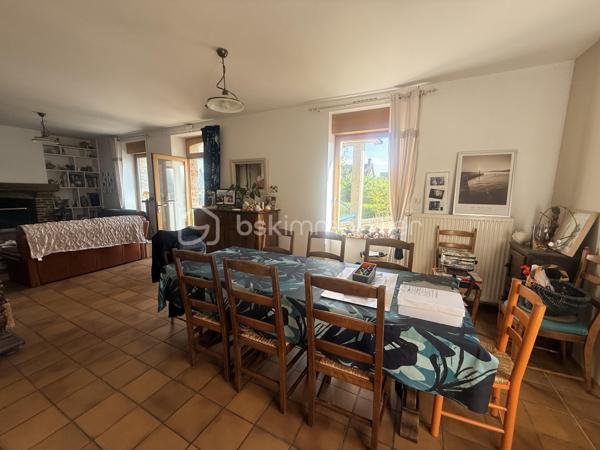 Située dans un environnement privilégié à proximité de Pontorson et du célèbre Mont-Saint-Michel, cette maison non mitoyenne en pierre offre un cadre de vie rare, entre nature, calme et attractivité touristique.

🌟 Un bien aux volumes généreux et aux multiples possibilités
Développant environ 176 m² habitables, cette propriété propose une distribution idéale, aussi bien pour une résidence principale que pour un projet d’accueil.

Au rez-de-chaussée :
Belle pièce de vie traversante avec espace salon et salle à manger
Cuisine aménagée fonctionnelle
Salon complémentaire (bureau ou espace détente)
Deux chambres de plain-pied
Salle de bains, WC indépendants
Accès direct au garage

À l’étage :
Deux chambres supplémentaires
Salle de bains
WC séparés
Grenier offrant du stockage

🔥 Confort thermique & performance énergétique
La maison est équipée d’un système de chauffage performant grâce à une pompe à chaleur, offrant une solution économique et efficace au quotidien.
Pour une ambiance plus chaleureuse en hiver, un foyer ouvert vient compléter l’ensemble, idéal pour profiter de moments conviviaux en famille.
👉 Un équilibre parfait entre modernité énergétique et charme authentique.

🌿 Un extérieur soigné et des prestations recherchées
Terrain clos d’environ 1 930 m², planté d’arbres matures
Piscine couverte, idéale pour une utilisation toute l’année
Cour avec portail motorisé
Double garage + stationnements
Présence d’un puits équipé

🏗️ Un fort potentiel d’aménagement
Le bien dispose également d’un sous-sol complet, laissant entrevoir de nombreuses options :
création d’un logement indépendant
développement d’une activité de gîte ou chambres d’hôtes
espace professionnel ou atelier

📍 Localisation stratégique
7 minutes de Pontorson
18 minutes des plages et du littoral
Accès rapide à l’A84
Un emplacement particulièrement recherché dans la Baie du Mont-Saint-Michel, idéal pour allier qualité de vie et projet touristique.

💼 Le + commercial
Un bien rare sur le secteur, combinant :
charme de la pierre
volumes familiaux
équipements différenciants (piscine couverte)
potentiel de rentabilité

Certaines photos sont non contractuelles et aident à la projection. 
A venir visiter sans plus tarder. 
Un conseiller disponible 7/7.
