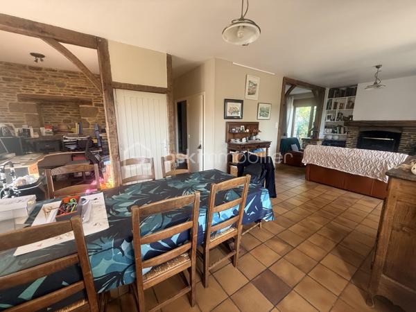 Située dans un environnement privilégié à proximité de Pontorson et du célèbre Mont-Saint-Michel, cette maison non mitoyenne en pierre offre un cadre de vie rare, entre nature, calme et attractivité touristique.

🌟 Un bien aux volumes généreux et aux multiples possibilités
Développant environ 176 m² habitables, cette propriété propose une distribution idéale, aussi bien pour une résidence principale que pour un projet d’accueil.

Au rez-de-chaussée :
Belle pièce de vie traversante avec espace salon et salle à manger
Cuisine aménagée fonctionnelle
Salon complémentaire (bureau ou espace détente)
Deux chambres de plain-pied
Salle de bains, WC indépendants
Accès direct au garage

À l’étage :
Deux chambres supplémentaires
Salle de bains
WC séparés
Grenier offrant du stockage

🔥 Confort thermique & performance énergétique
La maison est équipée d’un système de chauffage performant grâce à une pompe à chaleur, offrant une solution économique et efficace au quotidien.
Pour une ambiance plus chaleureuse en hiver, un foyer ouvert vient compléter l’ensemble, idéal pour profiter de moments conviviaux en famille.
👉 Un équilibre parfait entre modernité énergétique et charme authentique.

🌿 Un extérieur soigné et des prestations recherchées
Terrain clos d’environ 1 930 m², planté d’arbres matures
Piscine couverte, idéale pour une utilisation toute l’année
Cour avec portail motorisé
Double garage + stationnements
Présence d’un puits équipé

🏗️ Un fort potentiel d’aménagement
Le bien dispose également d’un sous-sol complet, laissant entrevoir de nombreuses options :
création d’un logement indépendant
développement d’une activité de gîte ou chambres d’hôtes
espace professionnel ou atelier

📍 Localisation stratégique
7 minutes de Pontorson
18 minutes des plages et du littoral
Accès rapide à l’A84
Un emplacement particulièrement recherché dans la Baie du Mont-Saint-Michel, idéal pour allier qualité de vie et projet touristique.

💼 Le + commercial
Un bien rare sur le secteur, combinant :
charme de la pierre
volumes familiaux
équipements différenciants (piscine couverte)
potentiel de rentabilité

Certaines photos sont non contractuelles et aident à la projection. 
A venir visiter sans plus tarder. 
Un conseiller disponible 7/7.