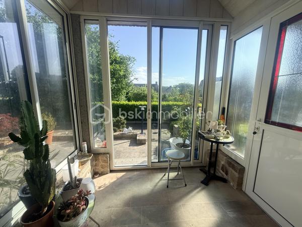 Située dans un environnement privilégié à proximité de Pontorson et du célèbre Mont-Saint-Michel, cette maison non mitoyenne en pierre offre un cadre de vie rare, entre nature, calme et attractivité touristique.

🌟 Un bien aux volumes généreux et aux multiples possibilités
Développant environ 176 m² habitables, cette propriété propose une distribution idéale, aussi bien pour une résidence principale que pour un projet d’accueil.

Au rez-de-chaussée :
Belle pièce de vie traversante avec espace salon et salle à manger
Cuisine aménagée fonctionnelle
Salon complémentaire (bureau ou espace détente)
Deux chambres de plain-pied
Salle de bains, WC indépendants
Accès direct au garage

À l’étage :
Deux chambres supplémentaires
Salle de bains
WC séparés
Grenier offrant du stockage

🔥 Confort thermique & performance énergétique
La maison est équipée d’un système de chauffage performant grâce à une pompe à chaleur, offrant une solution économique et efficace au quotidien.
Pour une ambiance plus chaleureuse en hiver, un foyer ouvert vient compléter l’ensemble, idéal pour profiter de moments conviviaux en famille.
👉 Un équilibre parfait entre modernité énergétique et charme authentique.

🌿 Un extérieur soigné et des prestations recherchées
Terrain clos d’environ 1 930 m², planté d’arbres matures
Piscine couverte, idéale pour une utilisation toute l’année
Cour avec portail motorisé
Double garage + stationnements
Présence d’un puits équipé

🏗️ Un fort potentiel d’aménagement
Le bien dispose également d’un sous-sol complet, laissant entrevoir de nombreuses options :
création d’un logement indépendant
développement d’une activité de gîte ou chambres d’hôtes
espace professionnel ou atelier

📍 Localisation stratégique
7 minutes de Pontorson
18 minutes des plages et du littoral
Accès rapide à l’A84
Un emplacement particulièrement recherché dans la Baie du Mont-Saint-Michel, idéal pour allier qualité de vie et projet touristique.

💼 Le + commercial
Un bien rare sur le secteur, combinant :
charme de la pierre
volumes familiaux
équipements différenciants (piscine couverte)
potentiel de rentabilité

Certaines photos sont non contractuelles et aident à la projection. 
A venir visiter sans plus tarder. 
Un conseiller disponible 7/7.