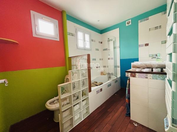 Maison avec jardin, piscine et commerces à pied