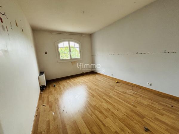 Maison avec jardin, piscine et commerces à pied