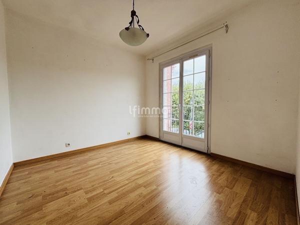 Maison avec jardin, piscine et commerces à pied