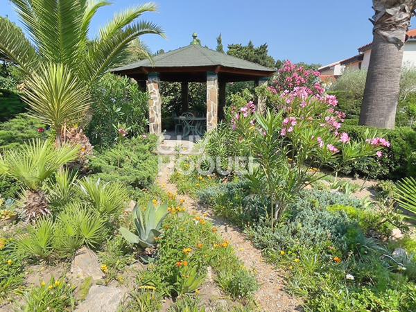 Propriété 4 faces, 200 m² habitables, 6 chambres, double garage, parcelle 1950 m²