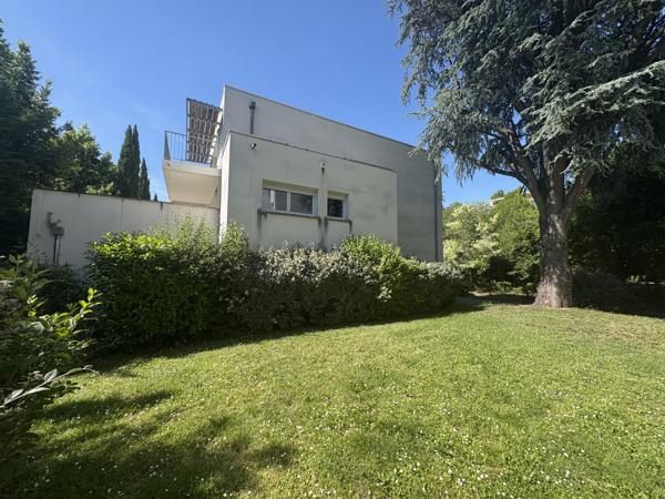 Appartement
         2 pièces
        - 43 m² 177 000 € *