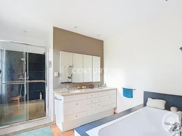 Maison à vendre  8 pièces - 248 m2 AUBAGNE - 13