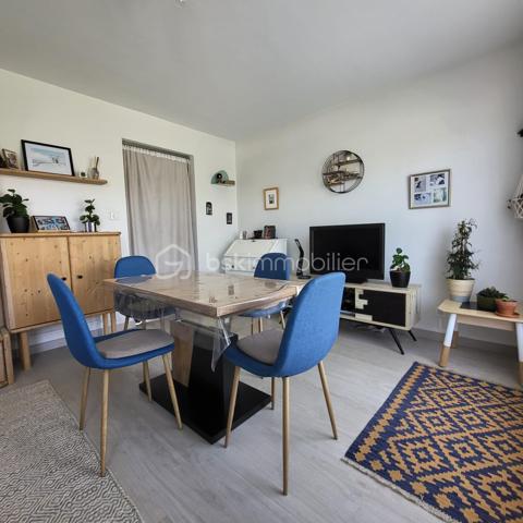 Dans une petite copropriété de 12 appartements,  retirée de la rue et très au calme : proche de toutes commodités,  lycées, centre hospitalier, centre ville et commerces à proximité. Place de parking intérieur de la cour.
Toiture refaite totalement en 2021 (étanchéité et isolation).
Rénovation complète-confort intérieur : T2 traversant, double vitrage, avec une cuisine intégralement équipée, chambre avec un pan rangement aménagé, électricité, plomberie aux normes,  sols neufs, peintures soignées, salle d’eau contemporaine avec sèche serviettes-souffleur, porte palière blindée conforme aux exigences  de la RE 2020, acier,  anti-effraction BP1 et résistante au feu EI30. Prêt à emménager.
A visiter avec Pascal MORIN 0609434444