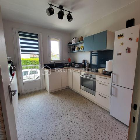 Dans une petite copropriété de 12 appartements,  retirée de la rue et très au calme : proche de toutes commodités,  lycées, centre hospitalier, centre ville et commerces à proximité. Place de parking intérieur de la cour.
Toiture refaite totalement en 2021 (étanchéité et isolation).
Rénovation complète-confort intérieur : T2 traversant, double vitrage, avec une cuisine intégralement équipée, chambre avec un pan rangement aménagé, électricité, plomberie aux normes,  sols neufs, peintures soignées, salle d’eau contemporaine avec sèche serviettes-souffleur, porte palière blindée conforme aux exigences  de la RE 2020, acier,  anti-effraction BP1 et résistante au feu EI30. Prêt à emménager.
A visiter avec Pascal MORIN 0609434444