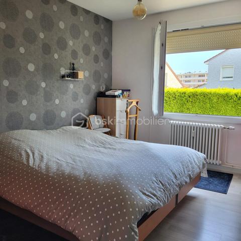 Dans une petite copropriété de 12 appartements,  retirée de la rue et très au calme : proche de toutes commodités,  lycées, centre hospitalier, centre ville et commerces à proximité. Place de parking intérieur de la cour.
Toiture refaite totalement en 2021 (étanchéité et isolation).
Rénovation complète-confort intérieur : T2 traversant, double vitrage, avec une cuisine intégralement équipée, chambre avec un pan rangement aménagé, électricité, plomberie aux normes,  sols neufs, peintures soignées, salle d’eau contemporaine avec sèche serviettes-souffleur, porte palière blindée conforme aux exigences  de la RE 2020, acier,  anti-effraction BP1 et résistante au feu EI30. Prêt à emménager.
A visiter avec Pascal MORIN 0609434444