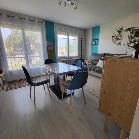 Dans une petite copropriété de 12 appartements,  retirée de la rue et très au calme : proche de toutes commodités,  lycées, centre hospitalier, centre ville et commerces à proximité. Place de parking intérieur de la cour.
Toiture refaite totalement en 2021 (étanchéité et isolation).
Rénovation complète-confort intérieur : T2 traversant, double vitrage, avec une cuisine intégralement équipée, chambre avec un pan rangement aménagé, électricité, plomberie aux normes,  sols neufs, peintures soignées, salle d’eau contemporaine avec sèche serviettes-souffleur, porte palière blindée conforme aux exigences  de la RE 2020, acier,  anti-effraction BP1 et résistante au feu EI30. Prêt à emménager.
A visiter avec Pascal MORIN 0609434444