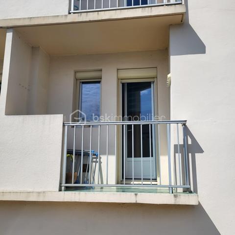 Dans une petite copropriété de 12 appartements,  retirée de la rue et très au calme : proche de toutes commodités,  lycées, centre hospitalier, centre ville et commerces à proximité. Place de parking intérieur de la cour.
Toiture refaite totalement en 2021 (étanchéité et isolation).
Rénovation complète-confort intérieur : T2 traversant, double vitrage, avec une cuisine intégralement équipée, chambre avec un pan rangement aménagé, électricité, plomberie aux normes,  sols neufs, peintures soignées, salle d’eau contemporaine avec sèche serviettes-souffleur, porte palière blindée conforme aux exigences  de la RE 2020, acier,  anti-effraction BP1 et résistante au feu EI30. Prêt à emménager.
A visiter avec Pascal MORIN 0609434444