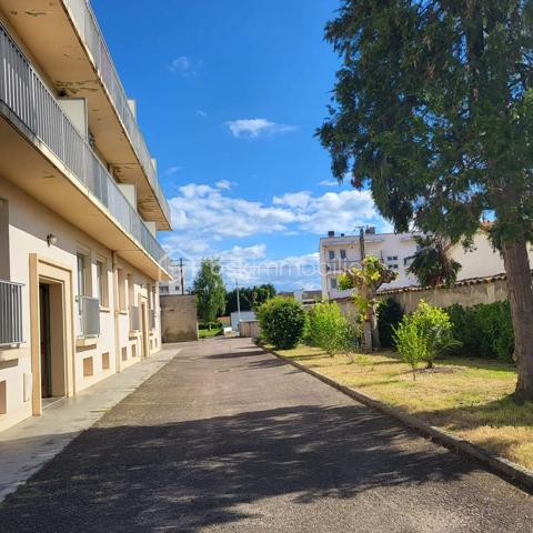 Dans une petite copropriété de 12 appartements,  retirée de la rue et très au calme : proche de toutes commodités,  lycées, centre hospitalier, centre ville et commerces à proximité. Place de parking intérieur de la cour.
Toiture refaite totalement en 2021 (étanchéité et isolation).
Rénovation complète-confort intérieur : T2 traversant, double vitrage, avec une cuisine intégralement équipée, chambre avec un pan rangement aménagé, électricité, plomberie aux normes,  sols neufs, peintures soignées, salle d’eau contemporaine avec sèche serviettes-souffleur, porte palière blindée conforme aux exigences  de la RE 2020, acier,  anti-effraction BP1 et résistante au feu EI30. Prêt à emménager.
A visiter avec Pascal MORIN 0609434444