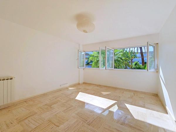 Vente                                                      Appartement
                        
                     3 pièces                      58 m2                     à Cannes