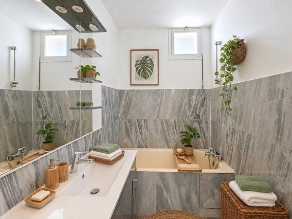 Vente                                                      Appartement
                        
                     3 pièces                      58 m2                     à Cannes
