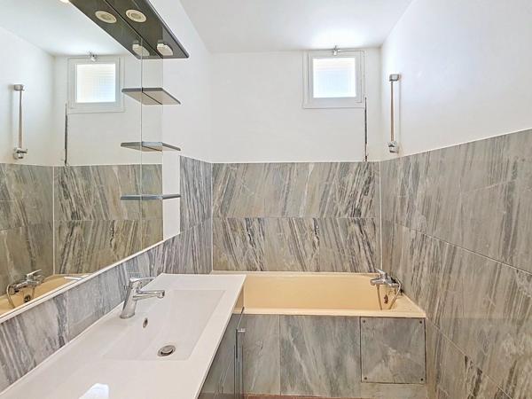 Vente                                                      Appartement
                        
                     3 pièces                      58 m2                     à Cannes
