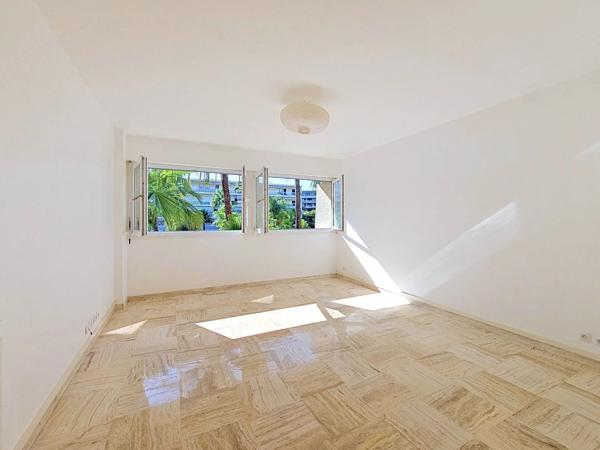 Vente                                                      Appartement
                        
                     3 pièces                      58 m2                     à Cannes