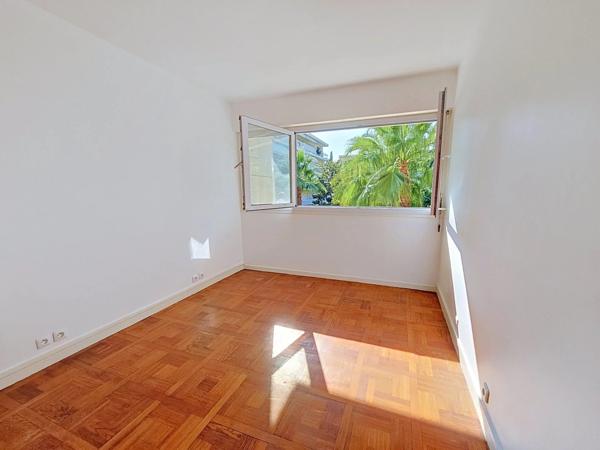 Vente                                                      Appartement
                        
                     3 pièces                      58 m2                     à Cannes