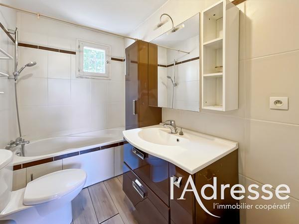 Maison mitoyenne Type 4 avec garage attenant et dépendance sur jardin