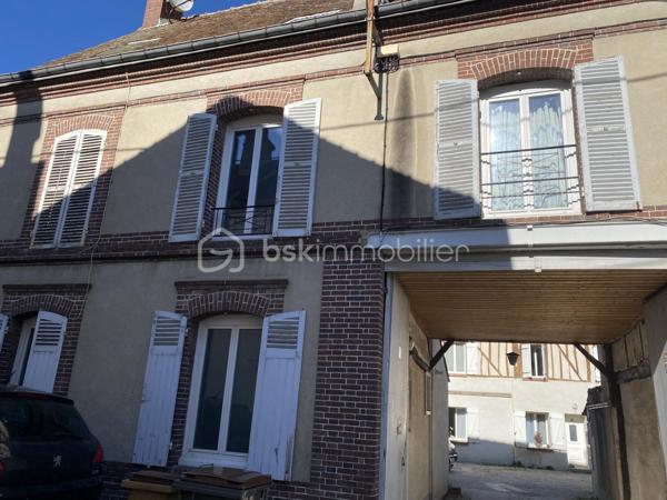 Proche du centre-ville de Dreux, dans un environnement recherché alliant calme, praticité et proximité immédiate des commerces, écoles, services et de la gare pour Paris Montparnasse, découvrez ce superbe ensemble immobilier composé de 4 maisons de ville rénovées avec goût et exigence par des artisans qualifiés.

Développant une surface totale de 261 m², l’ensemble sur deux niveaux comprend 15 pièces dont 8 chambres, réparties comme suit :

Maison 1 :  5 pièces – 3 chambres - 1 salle de bain - 2 WC + Potentiel de 50m² à rénover
Maison 2 : 2 pièces – 1 chambre    - 1 salle d'eau - 2 WC
Maison 3 : 4 pièces – 2 chambres - 1 salle de bain - 2 WC - 1 bureau
Maison 4 : 4 pièces – 2 chambres - 1 salle de bain - 2 WC - 1 bureau

Chaque maison dispose de son chauffage individuel au gaz de ville, offrant confort et indépendance.

Édifié sur une parcelle de 377 m², les biens bénéficient également :
- d’une cour privative commune,
- d’un parking privatif,
- d’un environnement central particulièrement recherché.

Les points forts :
✔ Emplacement privilégié 
✔ Gare à proximité immédiate – accès Paris Montparnasse
✔ Rénovation de qualité
✔ Chauffage individuel gaz de ville
✔ Cour privative et stationnements
✔ Excellent potentiel locatif et patrimonial
✔ Idéal investissement, location ou projet familial

Cet ensemble immobilier séduira aussi bien les investisseurs à la recherche d’un bien rentable et pérenne que les acquéreurs souhaitant développer un projet immobilier de qualité.
Un bien rare sur le marché Drouais, offrant une combinaison idéale entre rentabilité, emplacement stratégique et qualité de rénovation.


Pour plus de photos rendez-vous sur mon site : https://bskimmobilier.com/geraldine-rouet-4084/biens