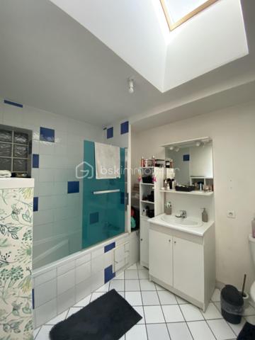 Proche du centre-ville de Dreux, dans un environnement recherché alliant calme, praticité et proximité immédiate des commerces, écoles, services et de la gare pour Paris Montparnasse, découvrez ce superbe ensemble immobilier composé de 4 maisons de ville rénovées avec goût et exigence par des artisans qualifiés.

Développant une surface totale de 261 m², l’ensemble sur deux niveaux comprend 15 pièces dont 8 chambres, réparties comme suit :

Maison 1 :  5 pièces – 3 chambres - 1 salle de bain - 2 WC + Potentiel de 50m² à rénover
Maison 2 : 2 pièces – 1 chambre    - 1 salle d'eau - 2 WC
Maison 3 : 4 pièces – 2 chambres - 1 salle de bain - 2 WC - 1 bureau
Maison 4 : 4 pièces – 2 chambres - 1 salle de bain - 2 WC - 1 bureau

Chaque maison dispose de son chauffage individuel au gaz de ville, offrant confort et indépendance.

Édifié sur une parcelle de 377 m², les biens bénéficient également :
- d’une cour privative commune,
- d’un parking privatif,
- d’un environnement central particulièrement recherché.

Les points forts :
✔ Emplacement privilégié 
✔ Gare à proximité immédiate – accès Paris Montparnasse
✔ Rénovation de qualité
✔ Chauffage individuel gaz de ville
✔ Cour privative et stationnements
✔ Excellent potentiel locatif et patrimonial
✔ Idéal investissement, location ou projet familial

Cet ensemble immobilier séduira aussi bien les investisseurs à la recherche d’un bien rentable et pérenne que les acquéreurs souhaitant développer un projet immobilier de qualité.
Un bien rare sur le marché Drouais, offrant une combinaison idéale entre rentabilité, emplacement stratégique et qualité de rénovation.


Pour plus de photos rendez-vous sur mon site : https://bskimmobilier.com/geraldine-rouet-4084/biens
