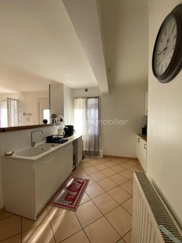 Proche du centre-ville de Dreux, dans un environnement recherché alliant calme, praticité et proximité immédiate des commerces, écoles, services et de la gare pour Paris Montparnasse, découvrez ce superbe ensemble immobilier composé de 4 maisons de ville rénovées avec goût et exigence par des artisans qualifiés.

Développant une surface totale de 261 m², l’ensemble sur deux niveaux comprend 15 pièces dont 8 chambres, réparties comme suit :

Maison 1 :  5 pièces – 3 chambres - 1 salle de bain - 2 WC + Potentiel de 50m² à rénover
Maison 2 : 2 pièces – 1 chambre    - 1 salle d'eau - 2 WC
Maison 3 : 4 pièces – 2 chambres - 1 salle de bain - 2 WC - 1 bureau
Maison 4 : 4 pièces – 2 chambres - 1 salle de bain - 2 WC - 1 bureau

Chaque maison dispose de son chauffage individuel au gaz de ville, offrant confort et indépendance.

Édifié sur une parcelle de 377 m², les biens bénéficient également :
- d’une cour privative commune,
- d’un parking privatif,
- d’un environnement central particulièrement recherché.

Les points forts :
✔ Emplacement privilégié 
✔ Gare à proximité immédiate – accès Paris Montparnasse
✔ Rénovation de qualité
✔ Chauffage individuel gaz de ville
✔ Cour privative et stationnements
✔ Excellent potentiel locatif et patrimonial
✔ Idéal investissement, location ou projet familial

Cet ensemble immobilier séduira aussi bien les investisseurs à la recherche d’un bien rentable et pérenne que les acquéreurs souhaitant développer un projet immobilier de qualité.
Un bien rare sur le marché Drouais, offrant une combinaison idéale entre rentabilité, emplacement stratégique et qualité de rénovation.


Pour plus de photos rendez-vous sur mon site : https://bskimmobilier.com/geraldine-rouet-4084/biens