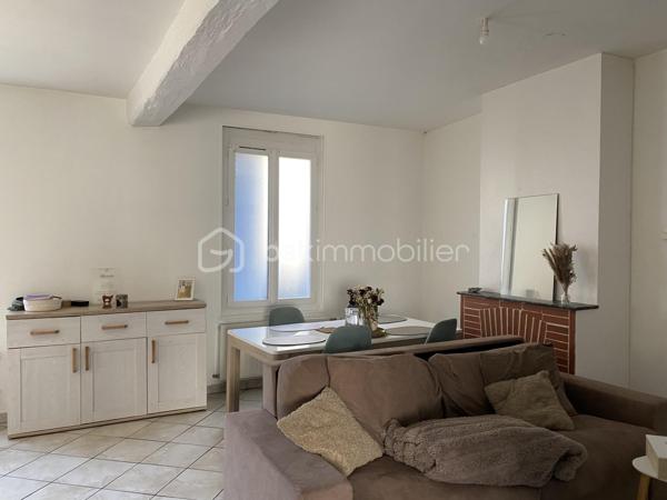 Proche du centre-ville de Dreux, dans un environnement recherché alliant calme, praticité et proximité immédiate des commerces, écoles, services et de la gare pour Paris Montparnasse, découvrez ce superbe ensemble immobilier composé de 4 maisons de ville rénovées avec goût et exigence par des artisans qualifiés.

Développant une surface totale de 261 m², l’ensemble sur deux niveaux comprend 15 pièces dont 8 chambres, réparties comme suit :

Maison 1 :  5 pièces – 3 chambres - 1 salle de bain - 2 WC + Potentiel de 50m² à rénover
Maison 2 : 2 pièces – 1 chambre    - 1 salle d'eau - 2 WC
Maison 3 : 4 pièces – 2 chambres - 1 salle de bain - 2 WC - 1 bureau
Maison 4 : 4 pièces – 2 chambres - 1 salle de bain - 2 WC - 1 bureau

Chaque maison dispose de son chauffage individuel au gaz de ville, offrant confort et indépendance.

Édifié sur une parcelle de 377 m², les biens bénéficient également :
- d’une cour privative commune,
- d’un parking privatif,
- d’un environnement central particulièrement recherché.

Les points forts :
✔ Emplacement privilégié 
✔ Gare à proximité immédiate – accès Paris Montparnasse
✔ Rénovation de qualité
✔ Chauffage individuel gaz de ville
✔ Cour privative et stationnements
✔ Excellent potentiel locatif et patrimonial
✔ Idéal investissement, location ou projet familial

Cet ensemble immobilier séduira aussi bien les investisseurs à la recherche d’un bien rentable et pérenne que les acquéreurs souhaitant développer un projet immobilier de qualité.
Un bien rare sur le marché Drouais, offrant une combinaison idéale entre rentabilité, emplacement stratégique et qualité de rénovation.


Pour plus de photos rendez-vous sur mon site : https://bskimmobilier.com/geraldine-rouet-4084/biens