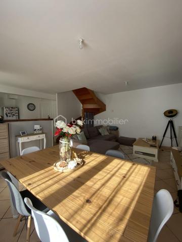 Proche du centre-ville de Dreux, dans un environnement recherché alliant calme, praticité et proximité immédiate des commerces, écoles, services et de la gare pour Paris Montparnasse, découvrez ce superbe ensemble immobilier composé de 4 maisons de ville rénovées avec goût et exigence par des artisans qualifiés.

Développant une surface totale de 261 m², l’ensemble sur deux niveaux comprend 15 pièces dont 8 chambres, réparties comme suit :

Maison 1 :  5 pièces – 3 chambres - 1 salle de bain - 2 WC + Potentiel de 50m² à rénover
Maison 2 : 2 pièces – 1 chambre    - 1 salle d'eau - 2 WC
Maison 3 : 4 pièces – 2 chambres - 1 salle de bain - 2 WC - 1 bureau
Maison 4 : 4 pièces – 2 chambres - 1 salle de bain - 2 WC - 1 bureau

Chaque maison dispose de son chauffage individuel au gaz de ville, offrant confort et indépendance.

Édifié sur une parcelle de 377 m², les biens bénéficient également :
- d’une cour privative commune,
- d’un parking privatif,
- d’un environnement central particulièrement recherché.

Les points forts :
✔ Emplacement privilégié 
✔ Gare à proximité immédiate – accès Paris Montparnasse
✔ Rénovation de qualité
✔ Chauffage individuel gaz de ville
✔ Cour privative et stationnements
✔ Excellent potentiel locatif et patrimonial
✔ Idéal investissement, location ou projet familial

Cet ensemble immobilier séduira aussi bien les investisseurs à la recherche d’un bien rentable et pérenne que les acquéreurs souhaitant développer un projet immobilier de qualité.
Un bien rare sur le marché Drouais, offrant une combinaison idéale entre rentabilité, emplacement stratégique et qualité de rénovation.


Pour plus de photos rendez-vous sur mon site : https://bskimmobilier.com/geraldine-rouet-4084/biens