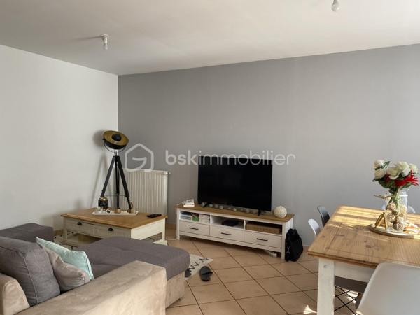 Proche du centre-ville de Dreux, dans un environnement recherché alliant calme, praticité et proximité immédiate des commerces, écoles, services et de la gare pour Paris Montparnasse, découvrez ce superbe ensemble immobilier composé de 4 maisons de ville rénovées avec goût et exigence par des artisans qualifiés.

Développant une surface totale de 261 m², l’ensemble sur deux niveaux comprend 15 pièces dont 8 chambres, réparties comme suit :

Maison 1 :  5 pièces – 3 chambres - 1 salle de bain - 2 WC + Potentiel de 50m² à rénover
Maison 2 : 2 pièces – 1 chambre    - 1 salle d'eau - 2 WC
Maison 3 : 4 pièces – 2 chambres - 1 salle de bain - 2 WC - 1 bureau
Maison 4 : 4 pièces – 2 chambres - 1 salle de bain - 2 WC - 1 bureau

Chaque maison dispose de son chauffage individuel au gaz de ville, offrant confort et indépendance.

Édifié sur une parcelle de 377 m², les biens bénéficient également :
- d’une cour privative commune,
- d’un parking privatif,
- d’un environnement central particulièrement recherché.

Les points forts :
✔ Emplacement privilégié 
✔ Gare à proximité immédiate – accès Paris Montparnasse
✔ Rénovation de qualité
✔ Chauffage individuel gaz de ville
✔ Cour privative et stationnements
✔ Excellent potentiel locatif et patrimonial
✔ Idéal investissement, location ou projet familial

Cet ensemble immobilier séduira aussi bien les investisseurs à la recherche d’un bien rentable et pérenne que les acquéreurs souhaitant développer un projet immobilier de qualité.
Un bien rare sur le marché Drouais, offrant une combinaison idéale entre rentabilité, emplacement stratégique et qualité de rénovation.


Pour plus de photos rendez-vous sur mon site : https://bskimmobilier.com/geraldine-rouet-4084/biens