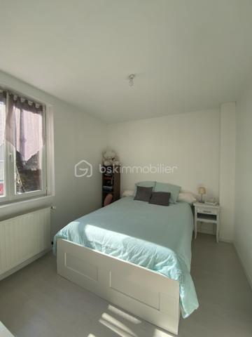 Proche du centre-ville de Dreux, dans un environnement recherché alliant calme, praticité et proximité immédiate des commerces, écoles, services et de la gare pour Paris Montparnasse, découvrez ce superbe ensemble immobilier composé de 4 maisons de ville rénovées avec goût et exigence par des artisans qualifiés.

Développant une surface totale de 261 m², l’ensemble sur deux niveaux comprend 15 pièces dont 8 chambres, réparties comme suit :

Maison 1 :  5 pièces – 3 chambres - 1 salle de bain - 2 WC + Potentiel de 50m² à rénover
Maison 2 : 2 pièces – 1 chambre    - 1 salle d'eau - 2 WC
Maison 3 : 4 pièces – 2 chambres - 1 salle de bain - 2 WC - 1 bureau
Maison 4 : 4 pièces – 2 chambres - 1 salle de bain - 2 WC - 1 bureau

Chaque maison dispose de son chauffage individuel au gaz de ville, offrant confort et indépendance.

Édifié sur une parcelle de 377 m², les biens bénéficient également :
- d’une cour privative commune,
- d’un parking privatif,
- d’un environnement central particulièrement recherché.

Les points forts :
✔ Emplacement privilégié 
✔ Gare à proximité immédiate – accès Paris Montparnasse
✔ Rénovation de qualité
✔ Chauffage individuel gaz de ville
✔ Cour privative et stationnements
✔ Excellent potentiel locatif et patrimonial
✔ Idéal investissement, location ou projet familial

Cet ensemble immobilier séduira aussi bien les investisseurs à la recherche d’un bien rentable et pérenne que les acquéreurs souhaitant développer un projet immobilier de qualité.
Un bien rare sur le marché Drouais, offrant une combinaison idéale entre rentabilité, emplacement stratégique et qualité de rénovation.


Pour plus de photos rendez-vous sur mon site : https://bskimmobilier.com/geraldine-rouet-4084/biens