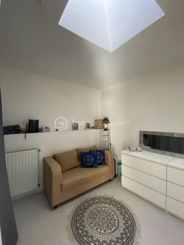 Proche du centre-ville de Dreux, dans un environnement recherché alliant calme, praticité et proximité immédiate des commerces, écoles, services et de la gare pour Paris Montparnasse, découvrez ce superbe ensemble immobilier composé de 4 maisons de ville rénovées avec goût et exigence par des artisans qualifiés.

Développant une surface totale de 261 m², l’ensemble sur deux niveaux comprend 15 pièces dont 8 chambres, réparties comme suit :

Maison 1 :  5 pièces – 3 chambres - 1 salle de bain - 2 WC + Potentiel de 50m² à rénover
Maison 2 : 2 pièces – 1 chambre    - 1 salle d'eau - 2 WC
Maison 3 : 4 pièces – 2 chambres - 1 salle de bain - 2 WC - 1 bureau
Maison 4 : 4 pièces – 2 chambres - 1 salle de bain - 2 WC - 1 bureau

Chaque maison dispose de son chauffage individuel au gaz de ville, offrant confort et indépendance.

Édifié sur une parcelle de 377 m², les biens bénéficient également :
- d’une cour privative commune,
- d’un parking privatif,
- d’un environnement central particulièrement recherché.

Les points forts :
✔ Emplacement privilégié 
✔ Gare à proximité immédiate – accès Paris Montparnasse
✔ Rénovation de qualité
✔ Chauffage individuel gaz de ville
✔ Cour privative et stationnements
✔ Excellent potentiel locatif et patrimonial
✔ Idéal investissement, location ou projet familial

Cet ensemble immobilier séduira aussi bien les investisseurs à la recherche d’un bien rentable et pérenne que les acquéreurs souhaitant développer un projet immobilier de qualité.
Un bien rare sur le marché Drouais, offrant une combinaison idéale entre rentabilité, emplacement stratégique et qualité de rénovation.


Pour plus de photos rendez-vous sur mon site : https://bskimmobilier.com/geraldine-rouet-4084/biens