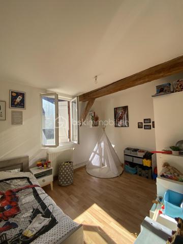 Proche du centre-ville de Dreux, dans un environnement recherché alliant calme, praticité et proximité immédiate des commerces, écoles, services et de la gare pour Paris Montparnasse, découvrez ce superbe ensemble immobilier composé de 4 maisons de ville rénovées avec goût et exigence par des artisans qualifiés.

Développant une surface totale de 261 m², l’ensemble sur deux niveaux comprend 15 pièces dont 8 chambres, réparties comme suit :

Maison 1 :  5 pièces – 3 chambres - 1 salle de bain - 2 WC + Potentiel de 50m² à rénover
Maison 2 : 2 pièces – 1 chambre    - 1 salle d'eau - 2 WC
Maison 3 : 4 pièces – 2 chambres - 1 salle de bain - 2 WC - 1 bureau
Maison 4 : 4 pièces – 2 chambres - 1 salle de bain - 2 WC - 1 bureau

Chaque maison dispose de son chauffage individuel au gaz de ville, offrant confort et indépendance.

Édifié sur une parcelle de 377 m², les biens bénéficient également :
- d’une cour privative commune,
- d’un parking privatif,
- d’un environnement central particulièrement recherché.

Les points forts :
✔ Emplacement privilégié 
✔ Gare à proximité immédiate – accès Paris Montparnasse
✔ Rénovation de qualité
✔ Chauffage individuel gaz de ville
✔ Cour privative et stationnements
✔ Excellent potentiel locatif et patrimonial
✔ Idéal investissement, location ou projet familial

Cet ensemble immobilier séduira aussi bien les investisseurs à la recherche d’un bien rentable et pérenne que les acquéreurs souhaitant développer un projet immobilier de qualité.
Un bien rare sur le marché Drouais, offrant une combinaison idéale entre rentabilité, emplacement stratégique et qualité de rénovation.


Pour plus de photos rendez-vous sur mon site : https://bskimmobilier.com/geraldine-rouet-4084/biens