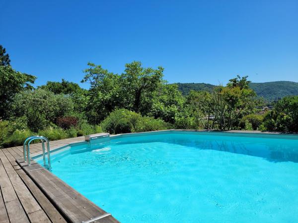 Maison de caractère 175 m² habitables avec piscine et jardin paysager