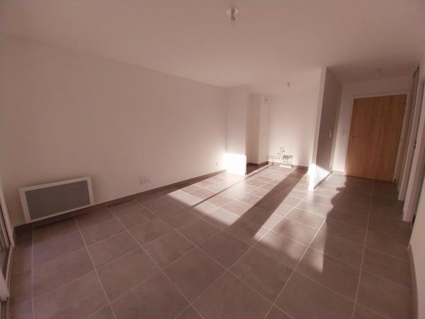 Appartement F2  neuf, terrasse et parkings