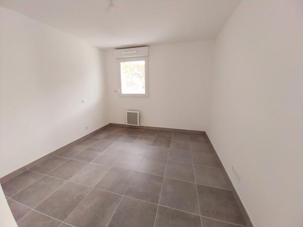 Appartement F2  neuf, terrasse et parkings