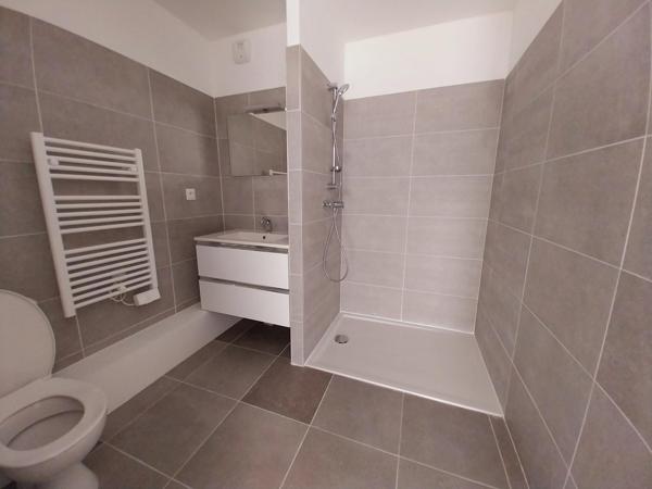 Appartement F2  neuf, terrasse et parkings