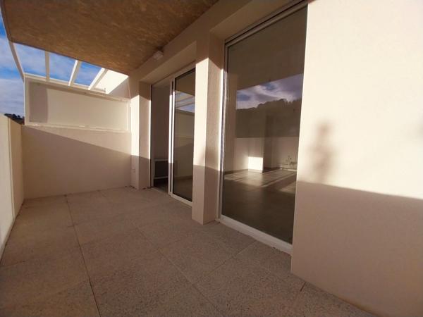 Appartement F2  neuf, terrasse et parkings