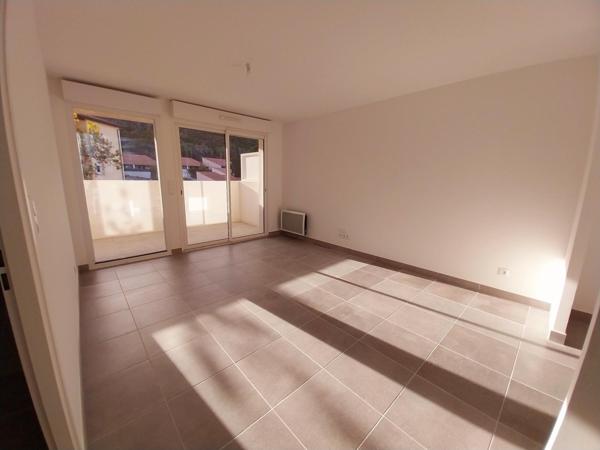 Appartement F2  neuf, terrasse et parkings